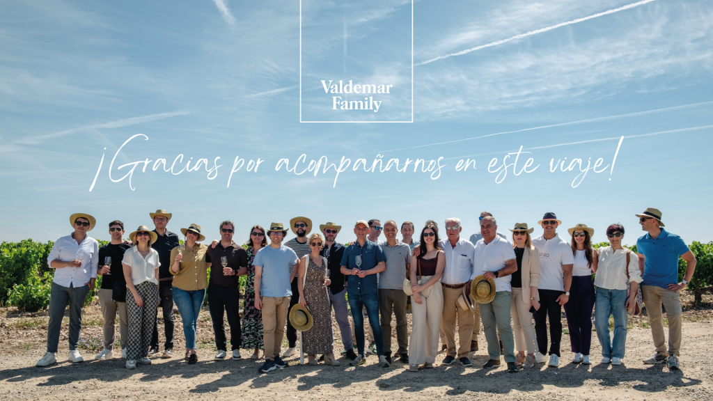 Sumilleres de Madrid y Guipúzcoa en la terraza de Bodegas Valdemar durante el evento "El Viaje de los Pioneros".