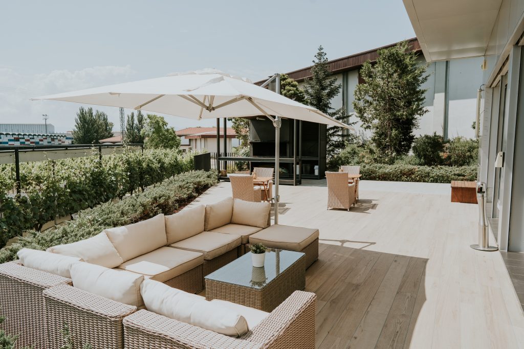 zona de cóctel para eventos en terraza de bodega