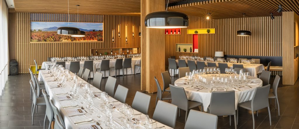 comedor acristalado para eventos en bodega cerca de Logroño